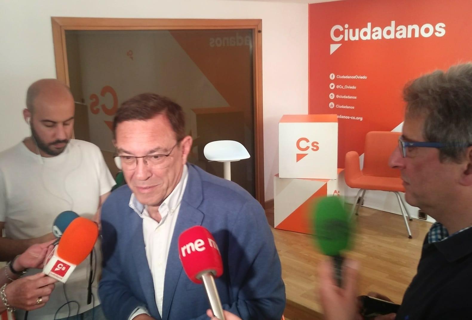 El cabeza de lista de Ciudadanos en Asturias, Juan Vázquez, declara ante los medios. EP