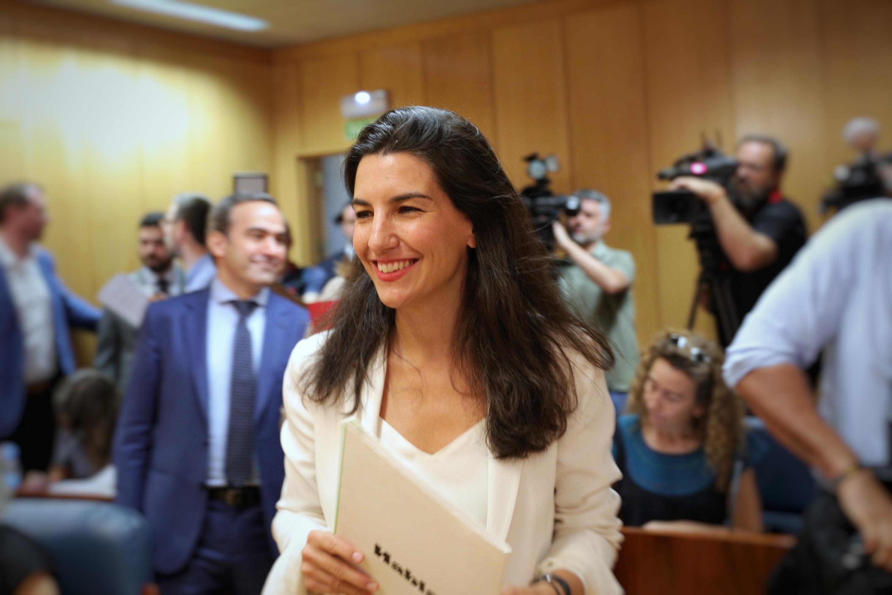 La portavoz de Vox en la Asamblea de Madrid Rocío Monasterio a su llegada a la rueda de prensa para hablar sobre la posición del partido en las negociaciones para la formación de Gobi