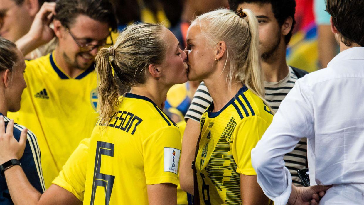 Beso entre dos futbolitas en el Mundial de Francia 2019