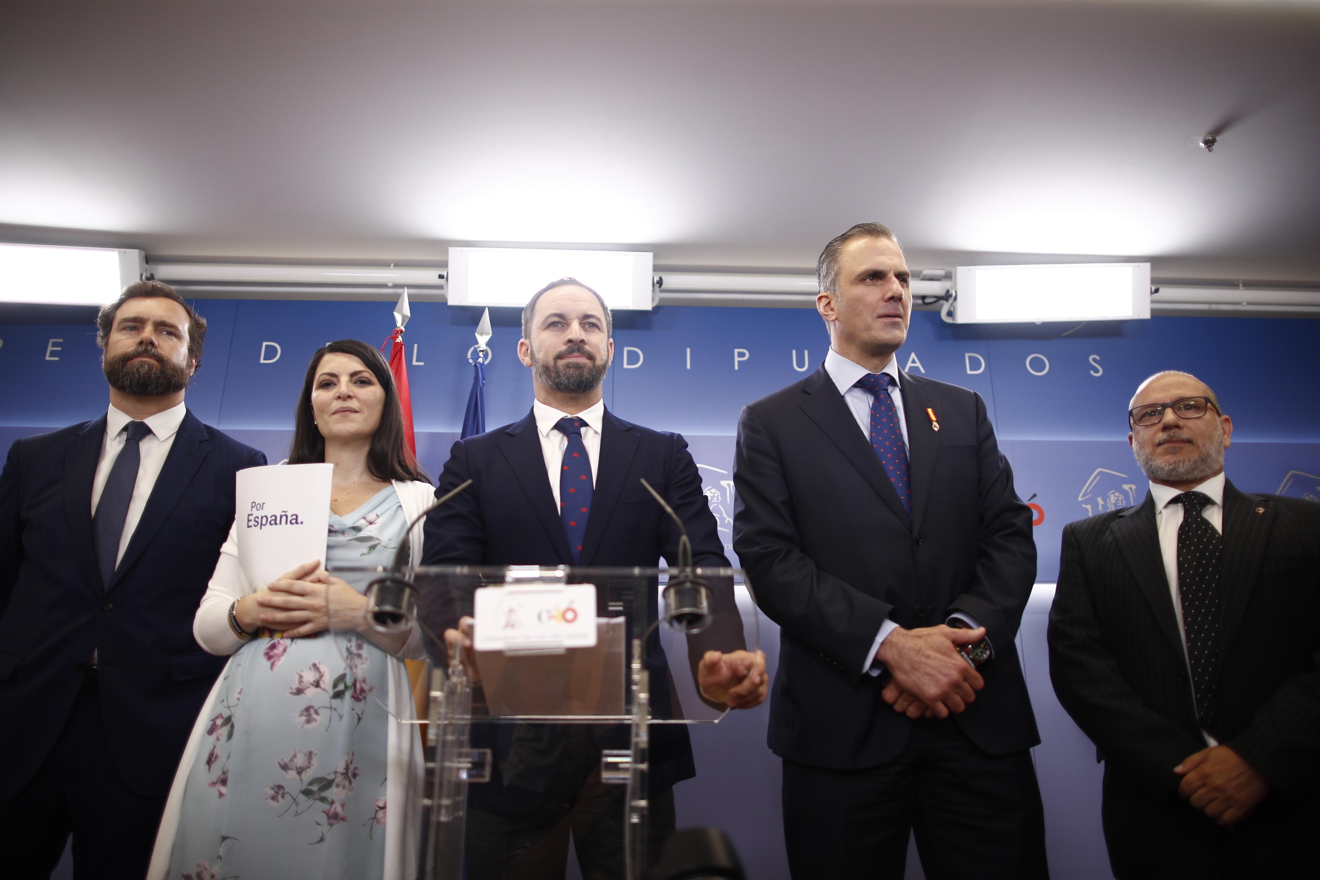 El líder de VOX Santiago Abascal en rueda de prensa, junto a otros dirigentes