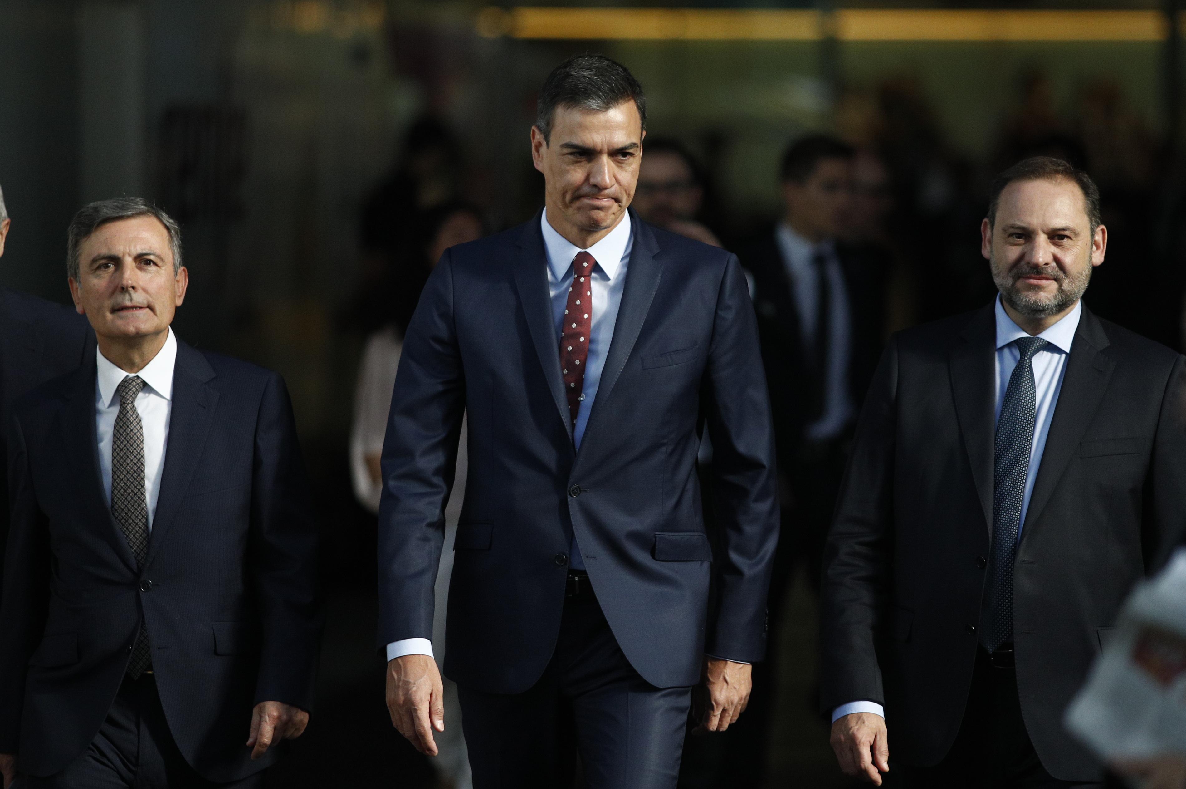 El presidente del Gobierno en funciones Pedro Sánchez junto a José Luis Ábalos