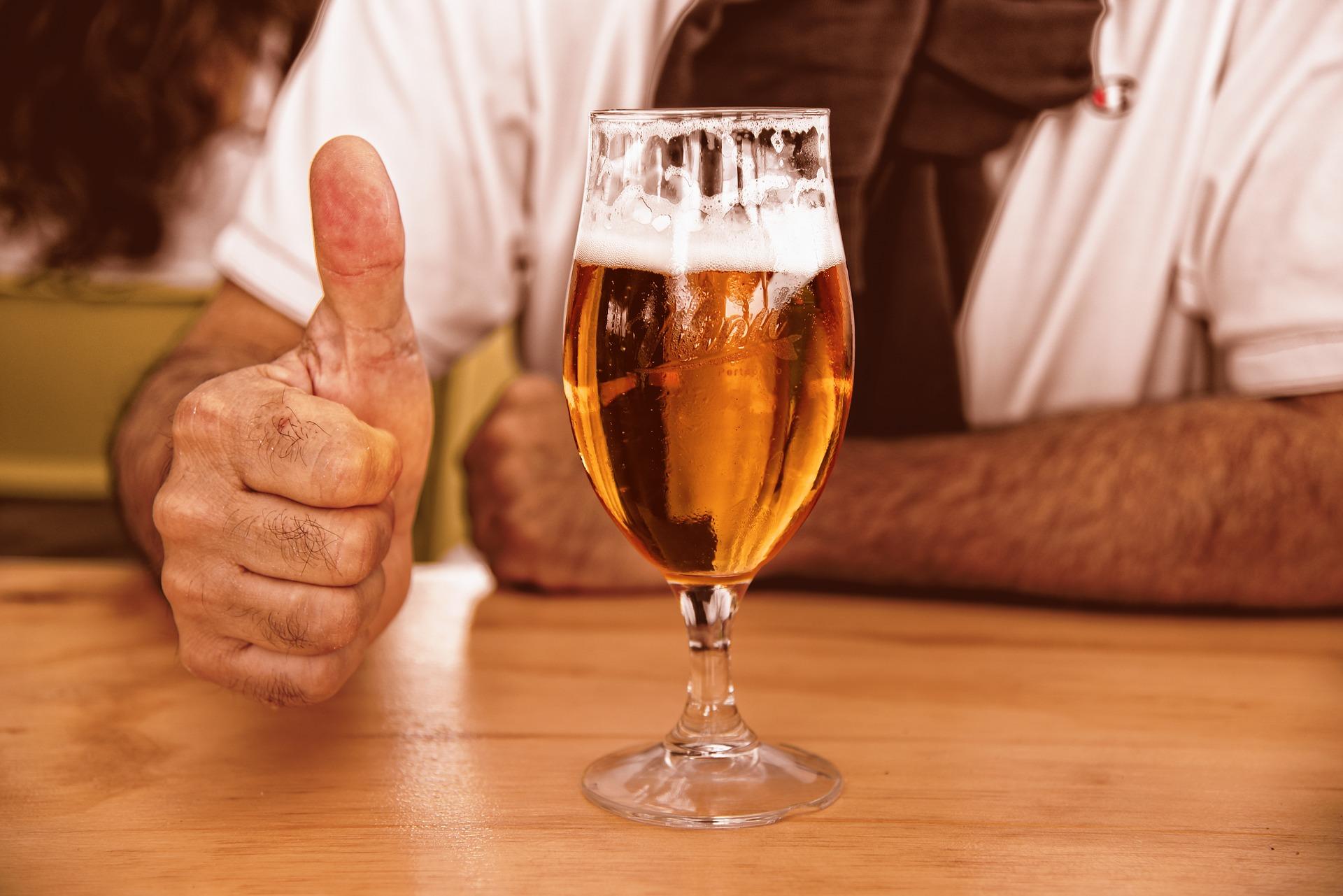 Un hombre con una cerveza. Fuente: Pixabay.