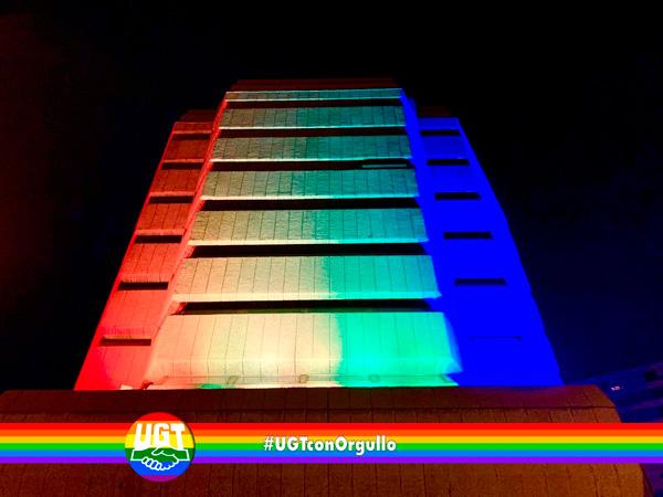 Iluminación de la fachada de la sede de UGT en la Avenida de América de Madrid con los colores de la bandera LGTBI - UGT