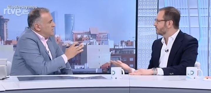 El presentador de los Los desayunos de TVE Xabier Fortes y el vicesecretario de Organización del Partido Popular Javier Maroto tienen un rifirrafe durante un momento del programa por la entrevis