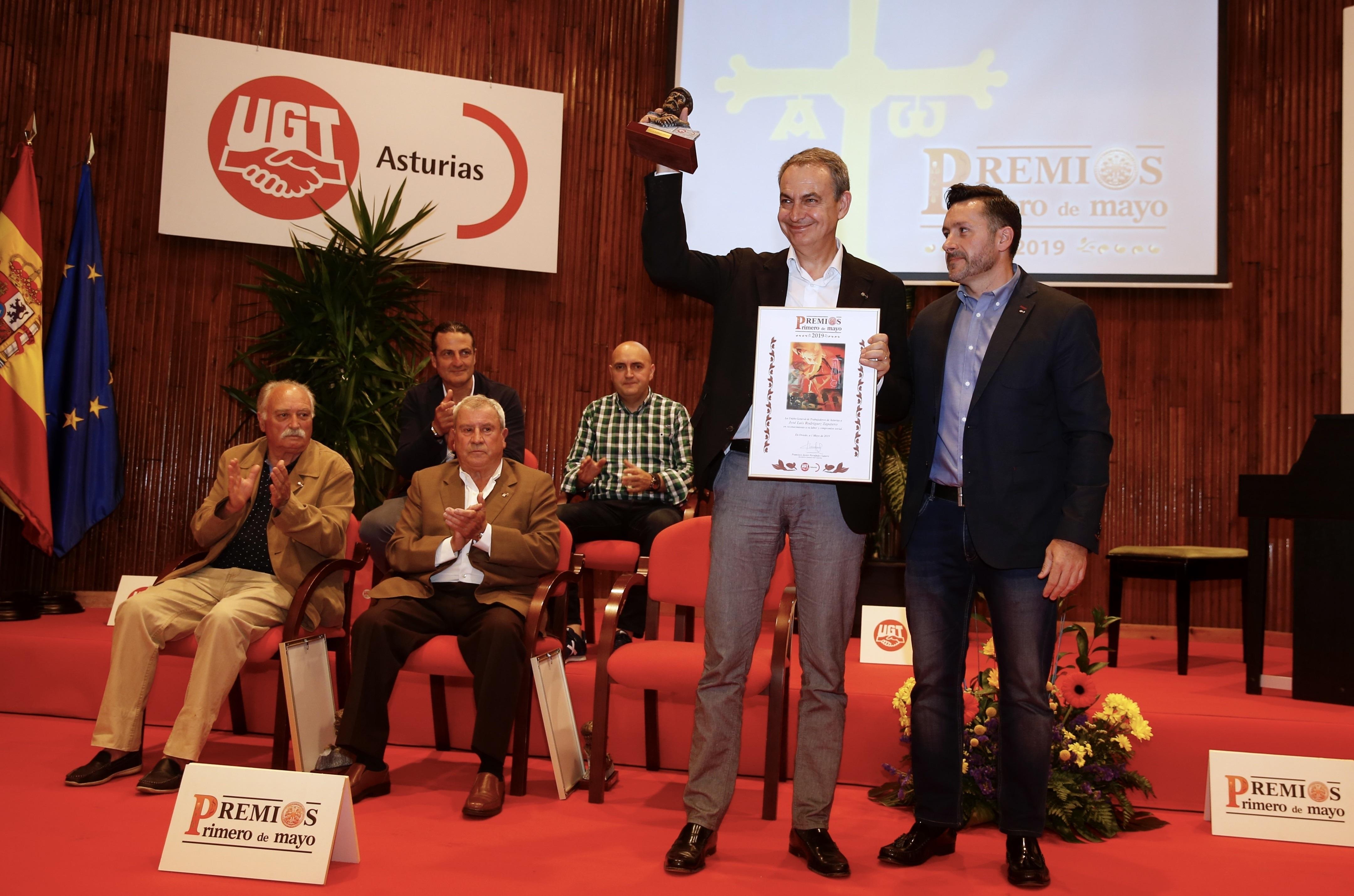 Zapatero recogiendo el premio de UGT 