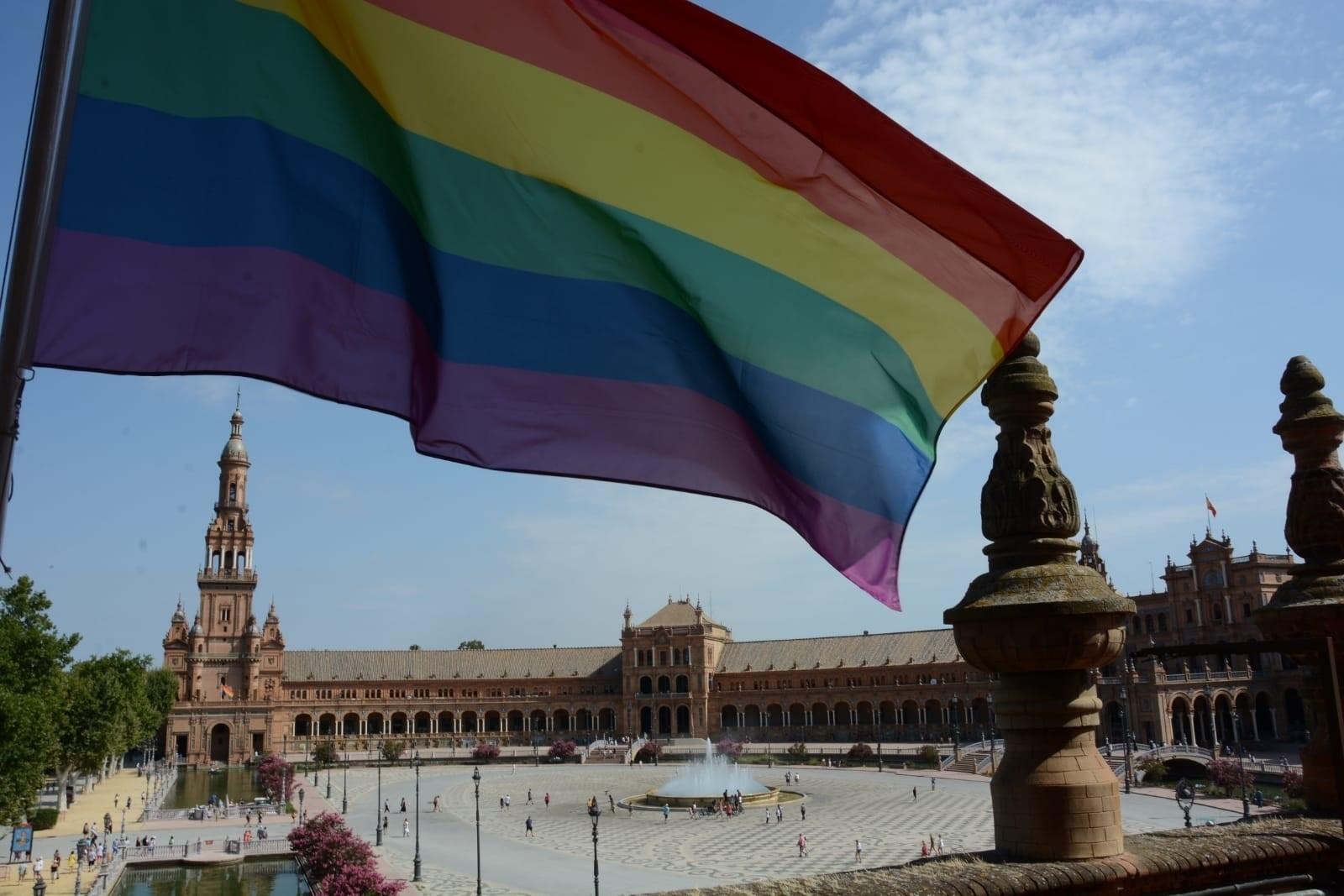 Bandera arcoiris izada en la Plaza de España de Sevilla con motivo del Día del Orgullo LGTBI. EP