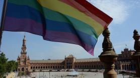 Bandera arcoiris izada en la Plaza de España de Sevilla con motivo del Día del Orgullo LGTBI. EP