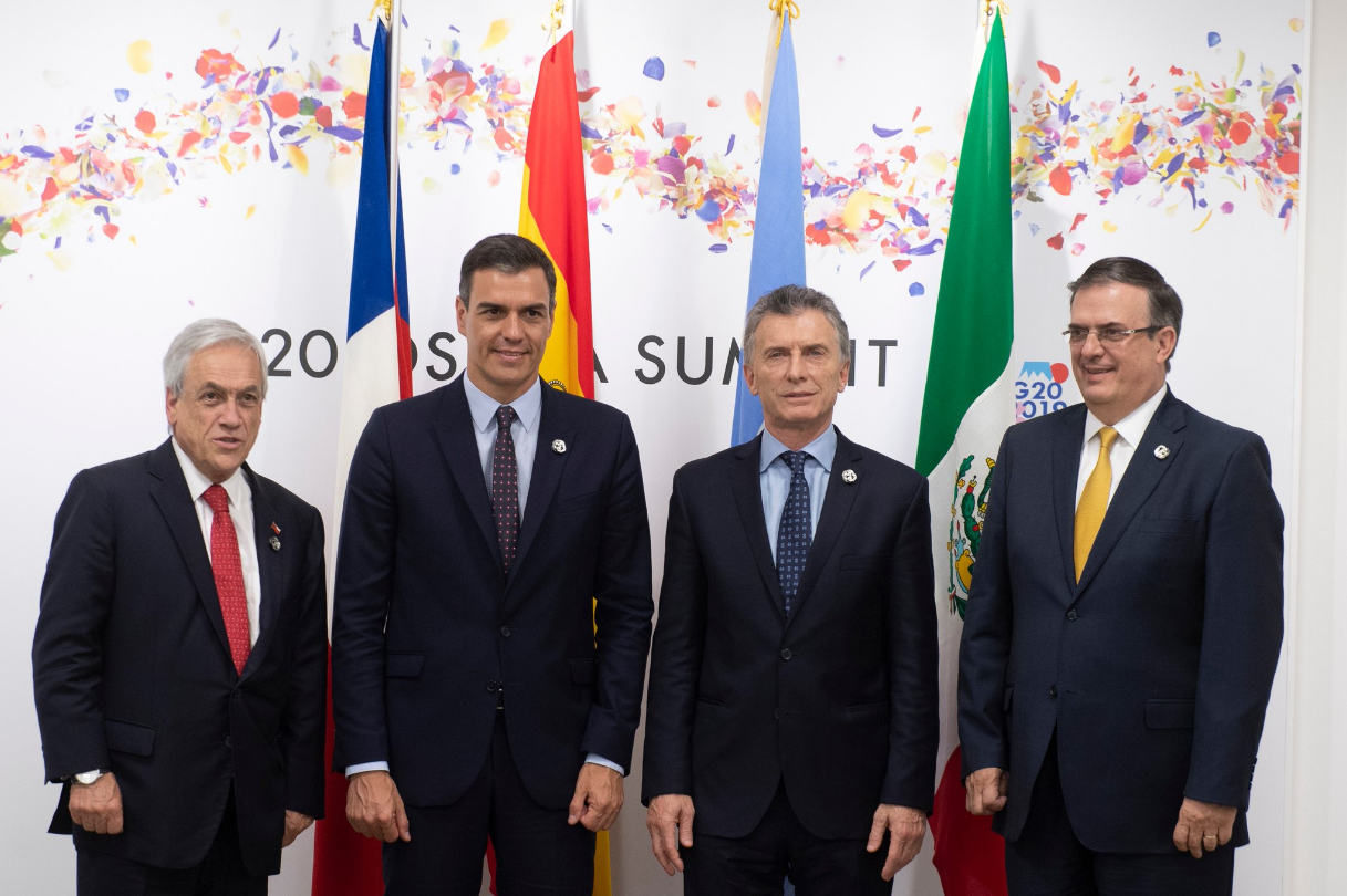 Sebastián Piñera, Pedro Sánchez, Mauricio Macri  y Marcelo Ebrard, este viernes en Osaka. Twitter