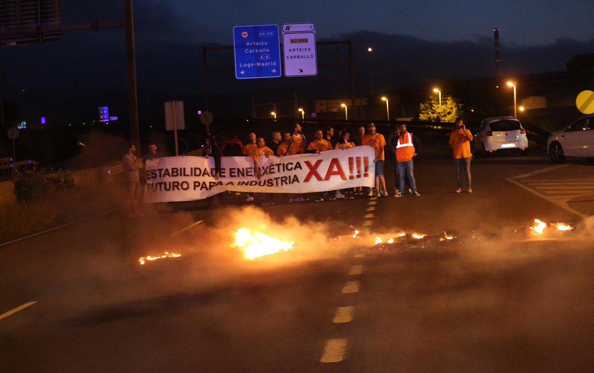 Trabajadores de Alcoa cortan una carretera