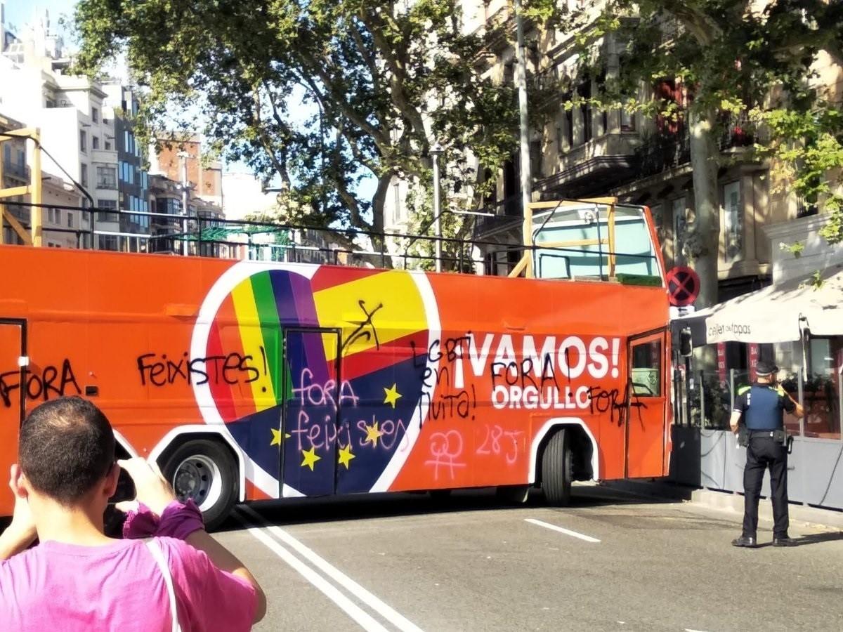 EuropaPress 2239994 Bus de Cs con pintadas de camino al Pride! Barcelona