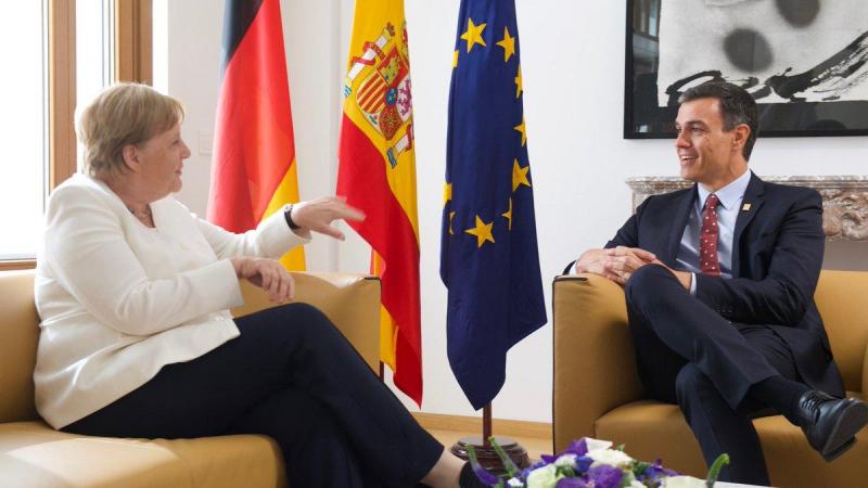 Sánchez junto a Merkel
