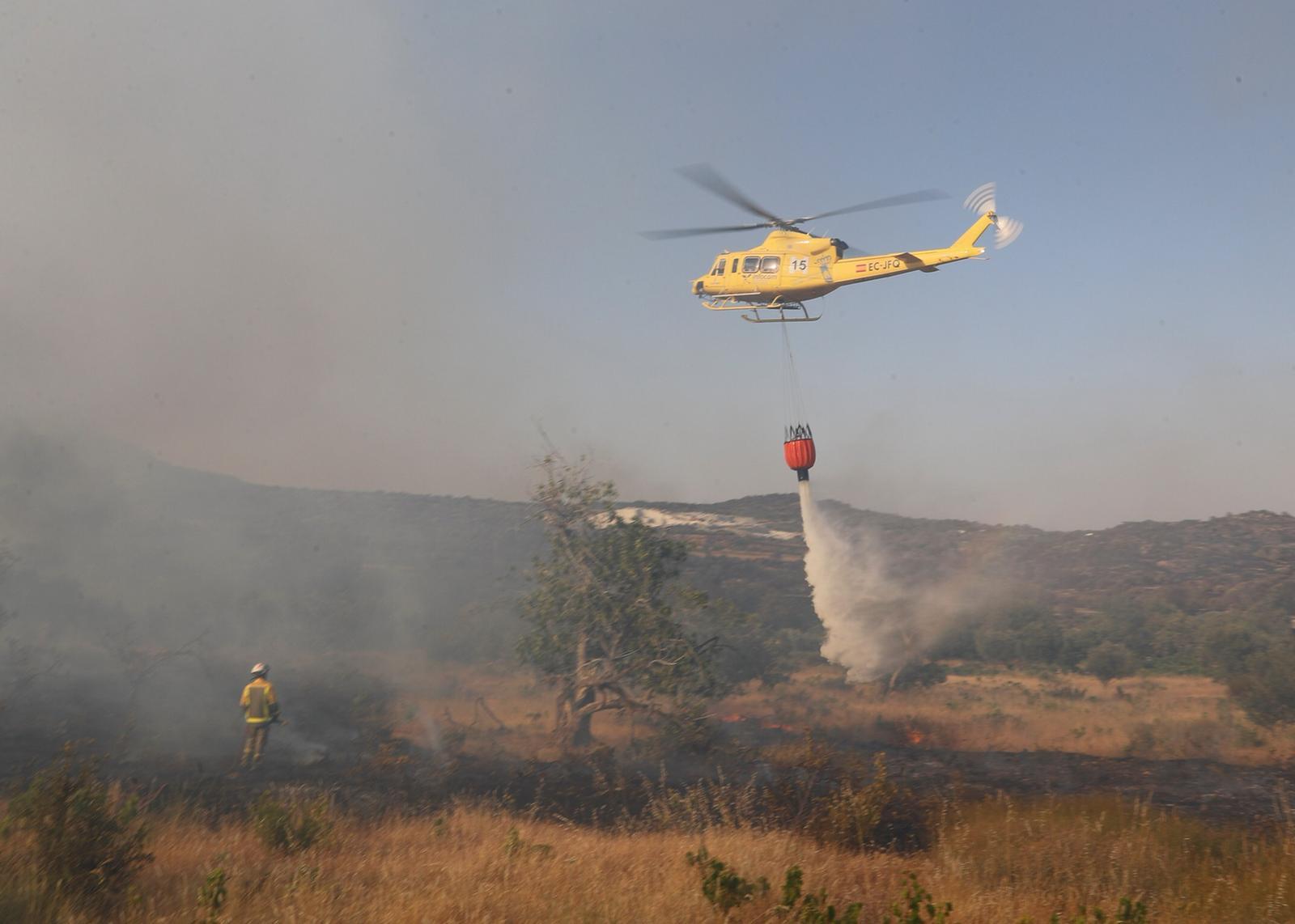 Un helicóptero en las labores de extinción del fuego al suroeste de la Comunidad de Madrid.