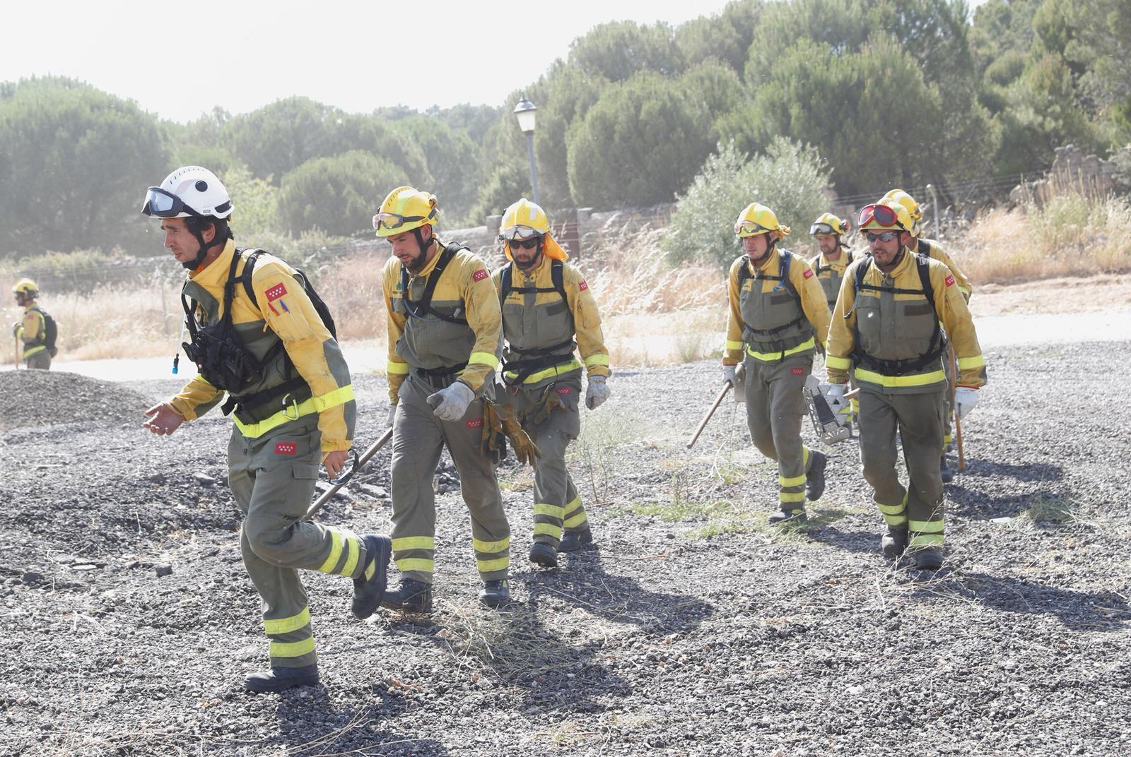 Los bomberos en medio del operativo de extinción del fuego. Fuente: Comunidad de Madrid