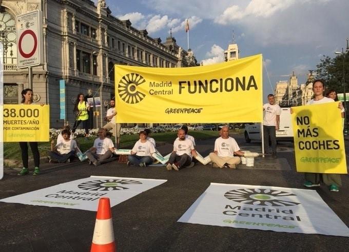 Activistas de Greenpeace cortan la entrada a Madrid Central en el primer día de la moratoria a las multas. EP