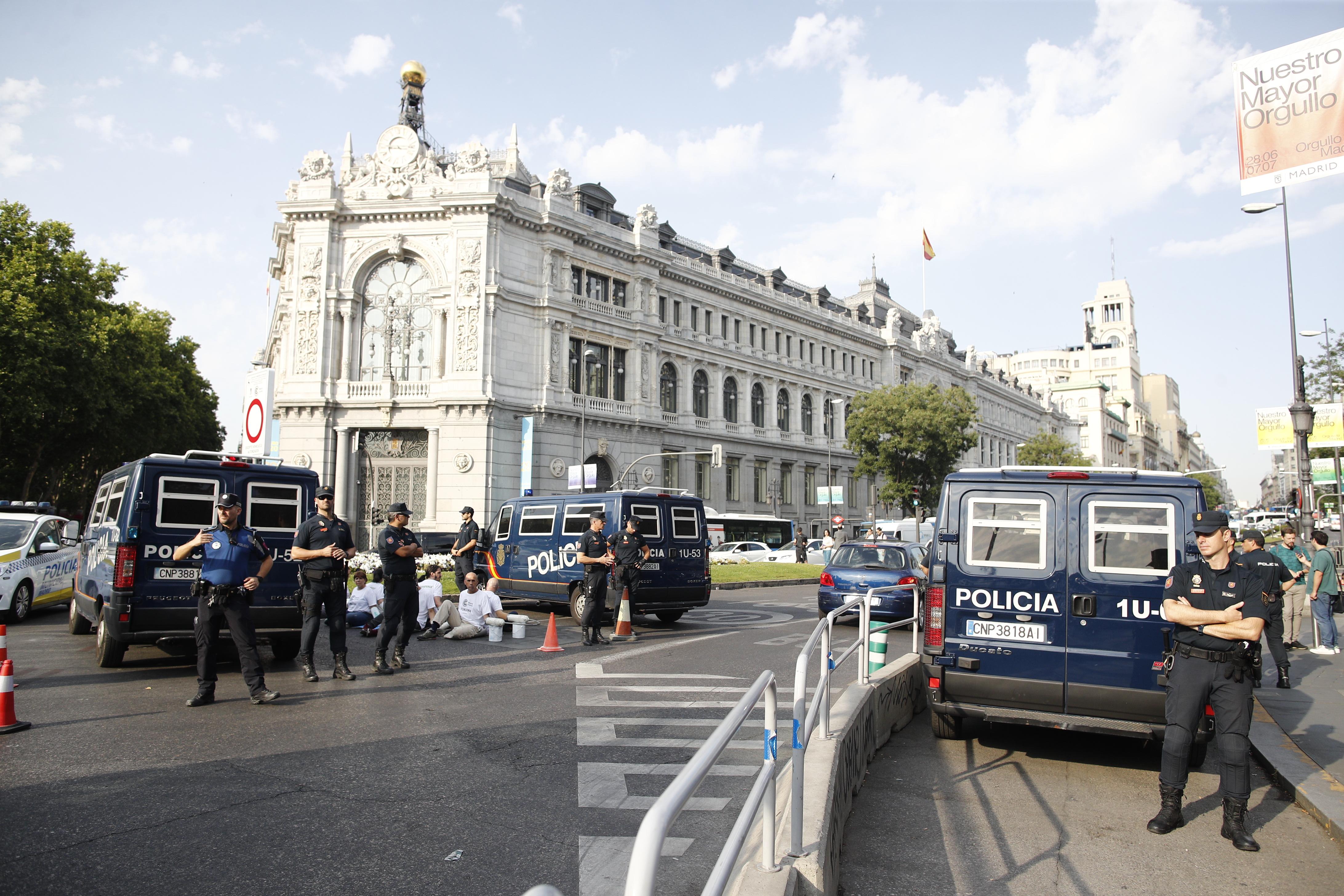 EuropaPress 2242273 Agentes de la Policía Nacional junto a activistas de la ONG Greenpeace que han bloqueado desde primera hora de la mañana el acceso a Madrid Central desde la calle Alcalá para protestar contra 
