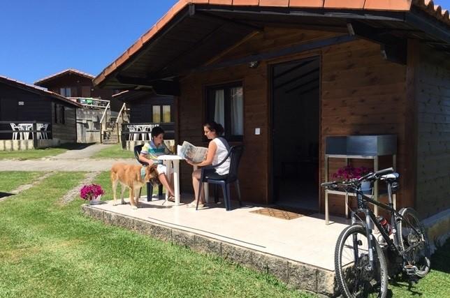 Turistas en un camping de Cantabria 
