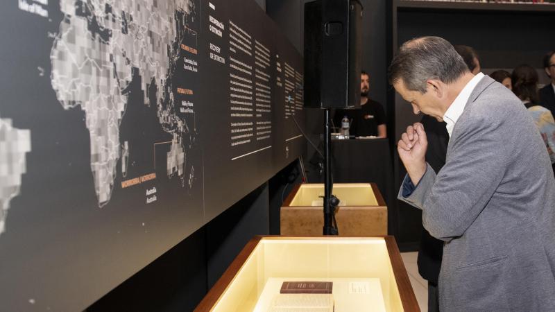 caixaforum madrid ha presentado la nueva exposicion i la biblia un viaje por las lenguas del mundo i