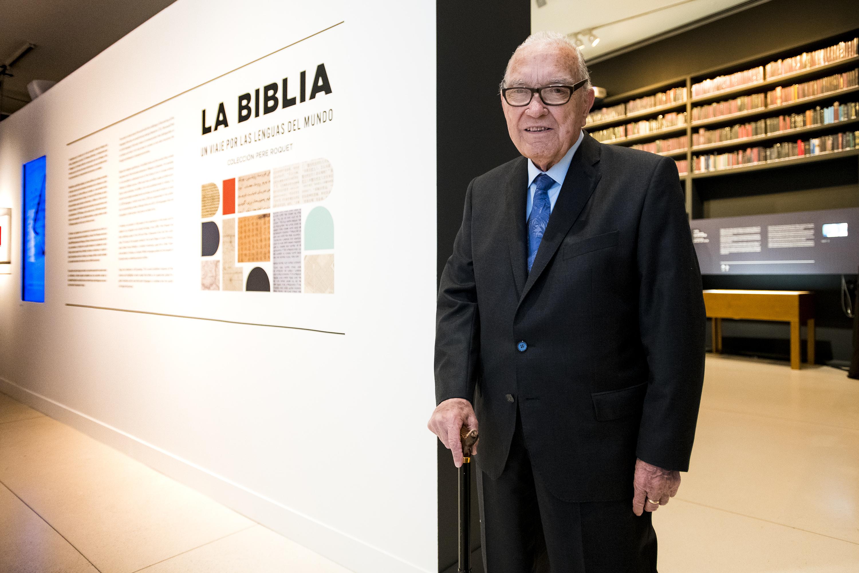 Pere Roquet, el impulsor de la colección de Biblias, que se muestran en CaixaForum Madrid, presentando la exposición La Biblia. Un viaje por las lenguas del mundo.