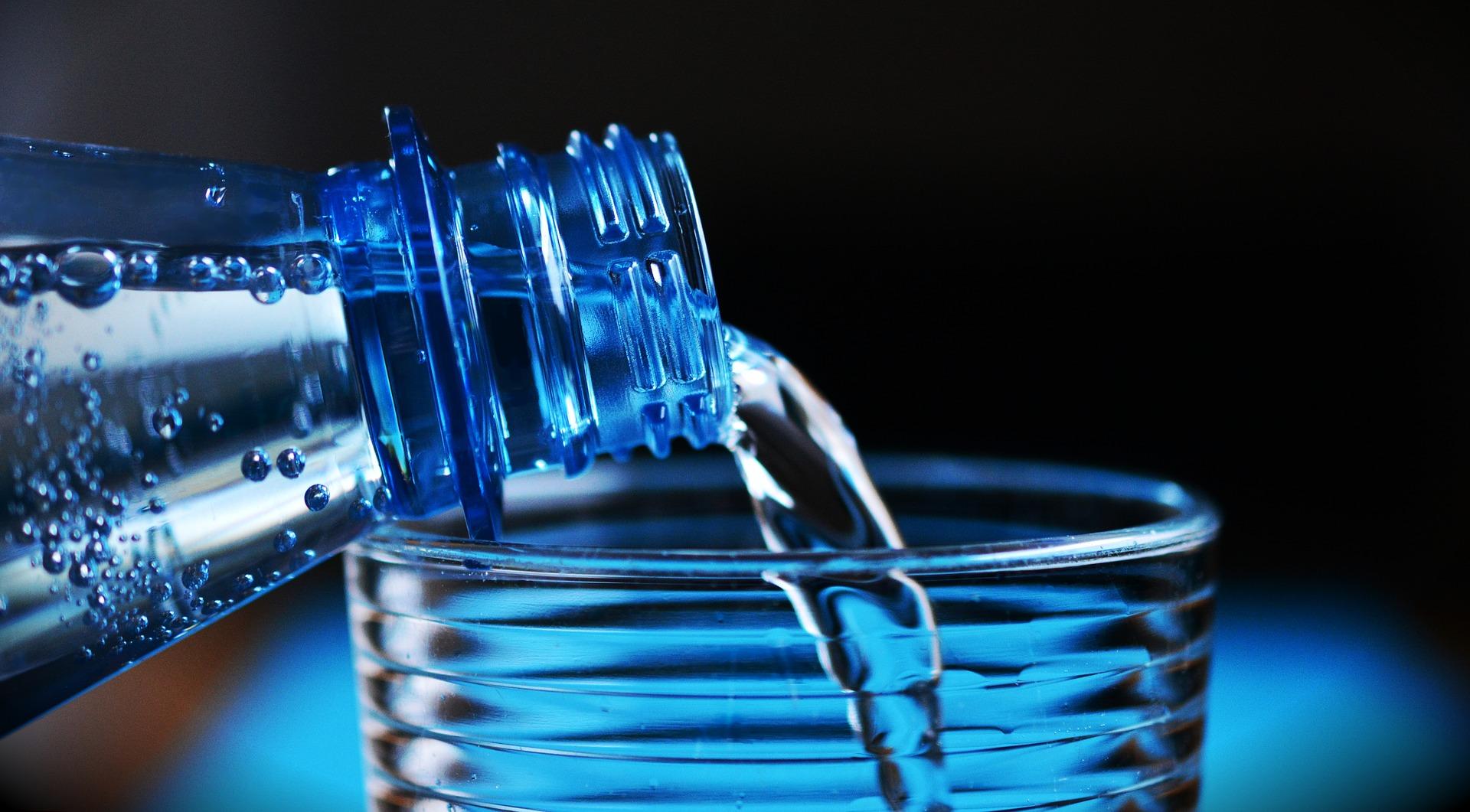 Botella de agua de plástico (Pixabay)