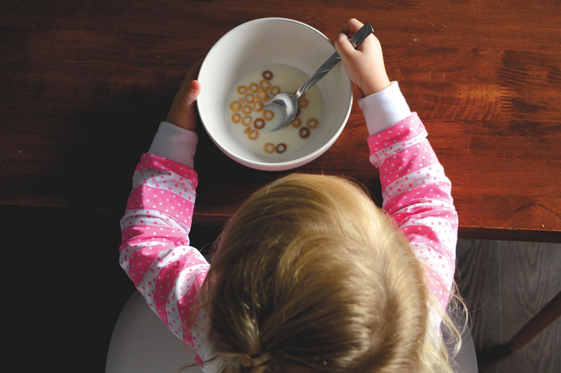 Una niña comiendo cereales (Pixabay)