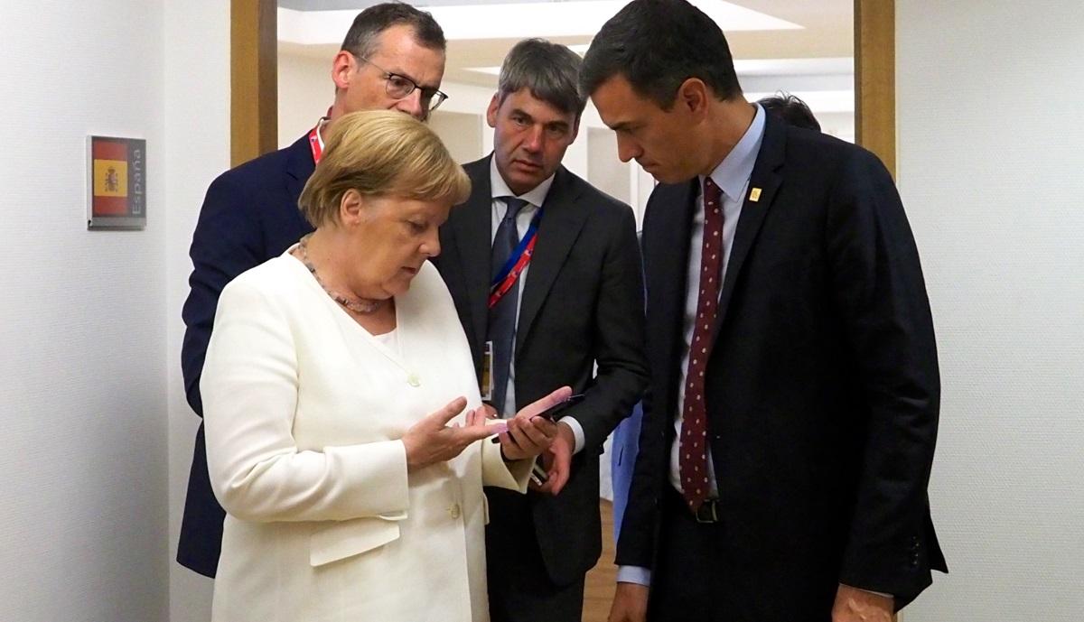 El presidente en funciones Pedro Sánchez con la canciller alemana Angela Merkel en la cumbre europea. EP