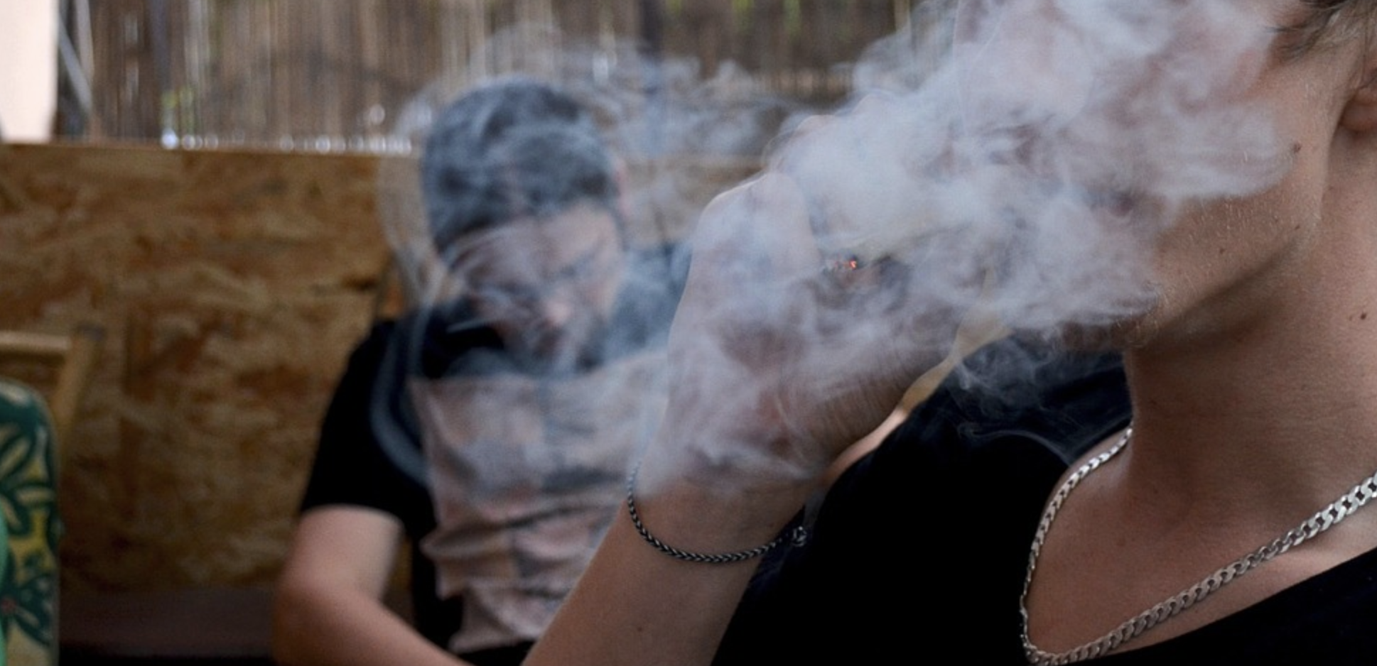 Un joven fumando marihuana. Pixabay
