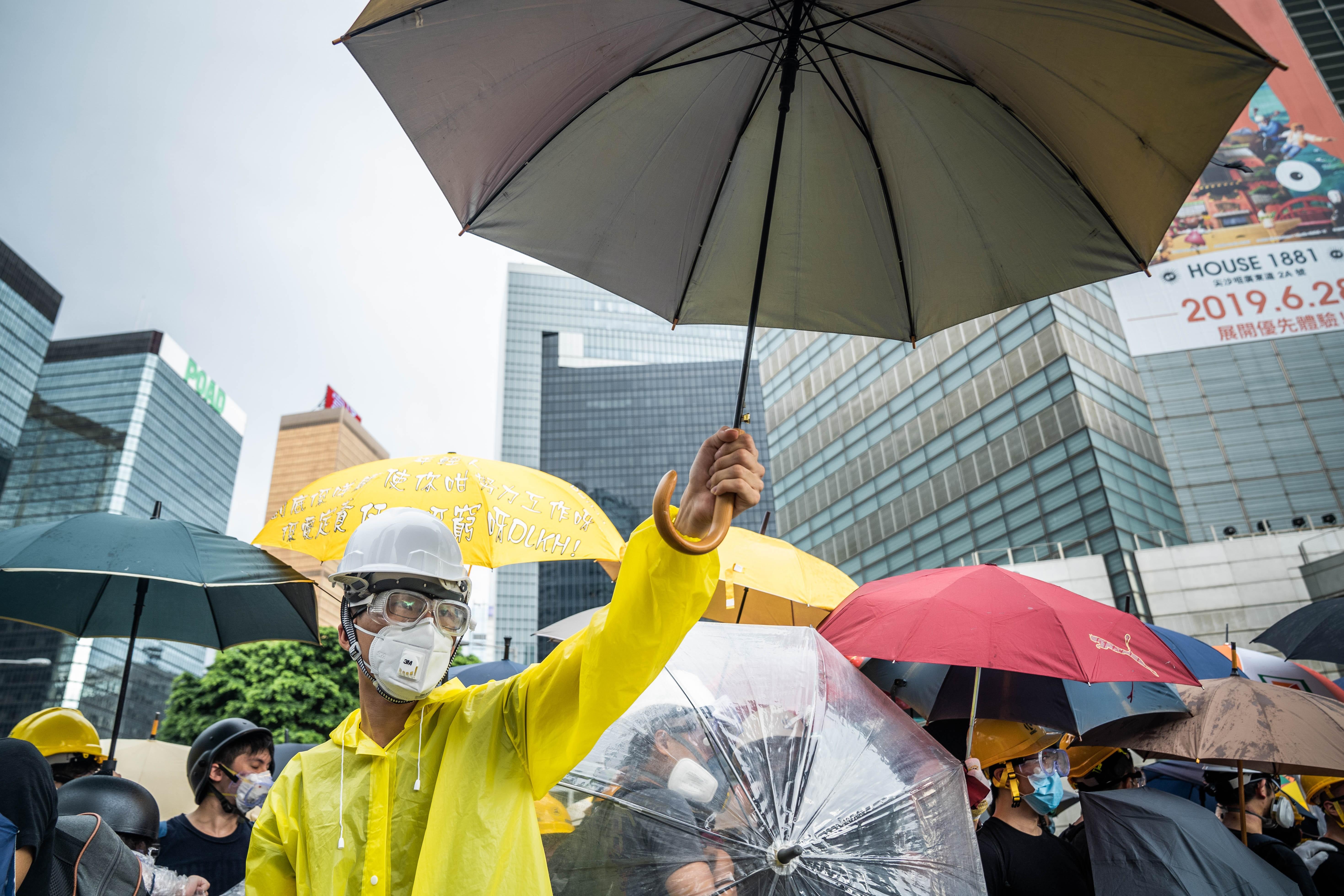 Los manifestantes asaltan la Asamblea Legislativa de Hong Kong. EP