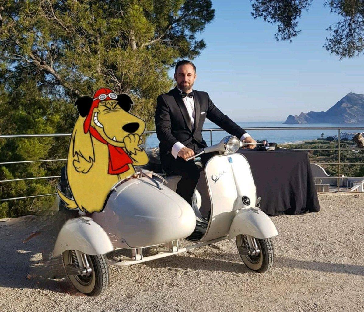 Montaje de Abascal y su motocicleta creado por @eltiolabarbita