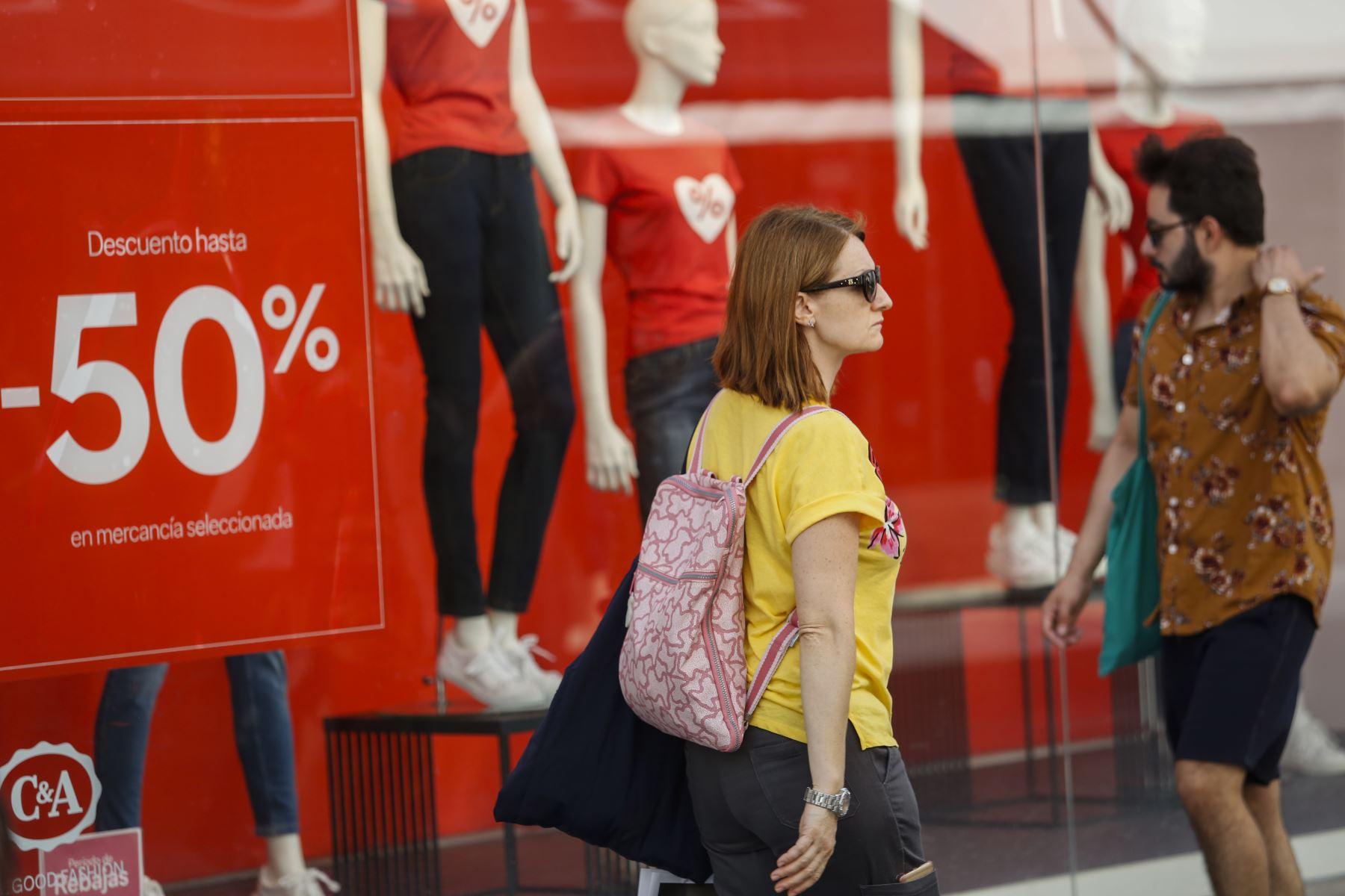 La OCU recomienda hacer listas para evitar las compras compulsivas y conocer la normativa de los establecimientos para poder ejercer nuestros derechos (Foto: Europa Press)