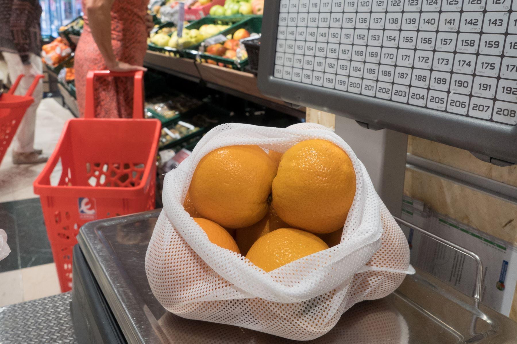 Algunos supermercados han sustituido las bolsas de plástico de las frutas y verduras por mallas reutilizables (Foto: Europa Press)