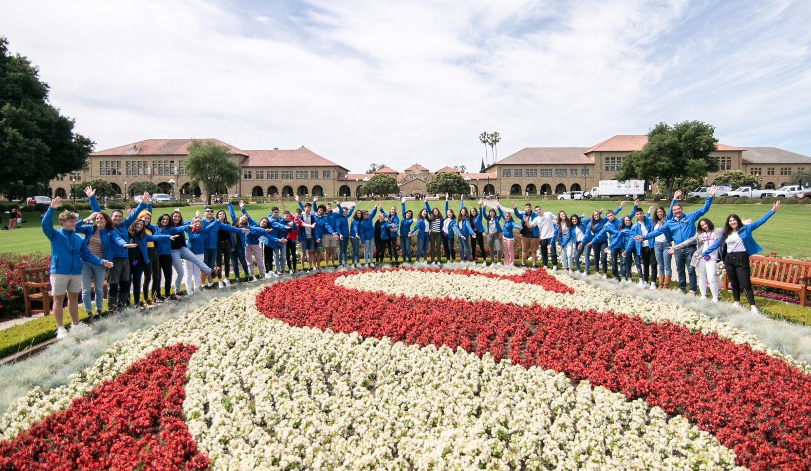  Foto de familia de los alumnos del programa EduCaixa en Stanford 