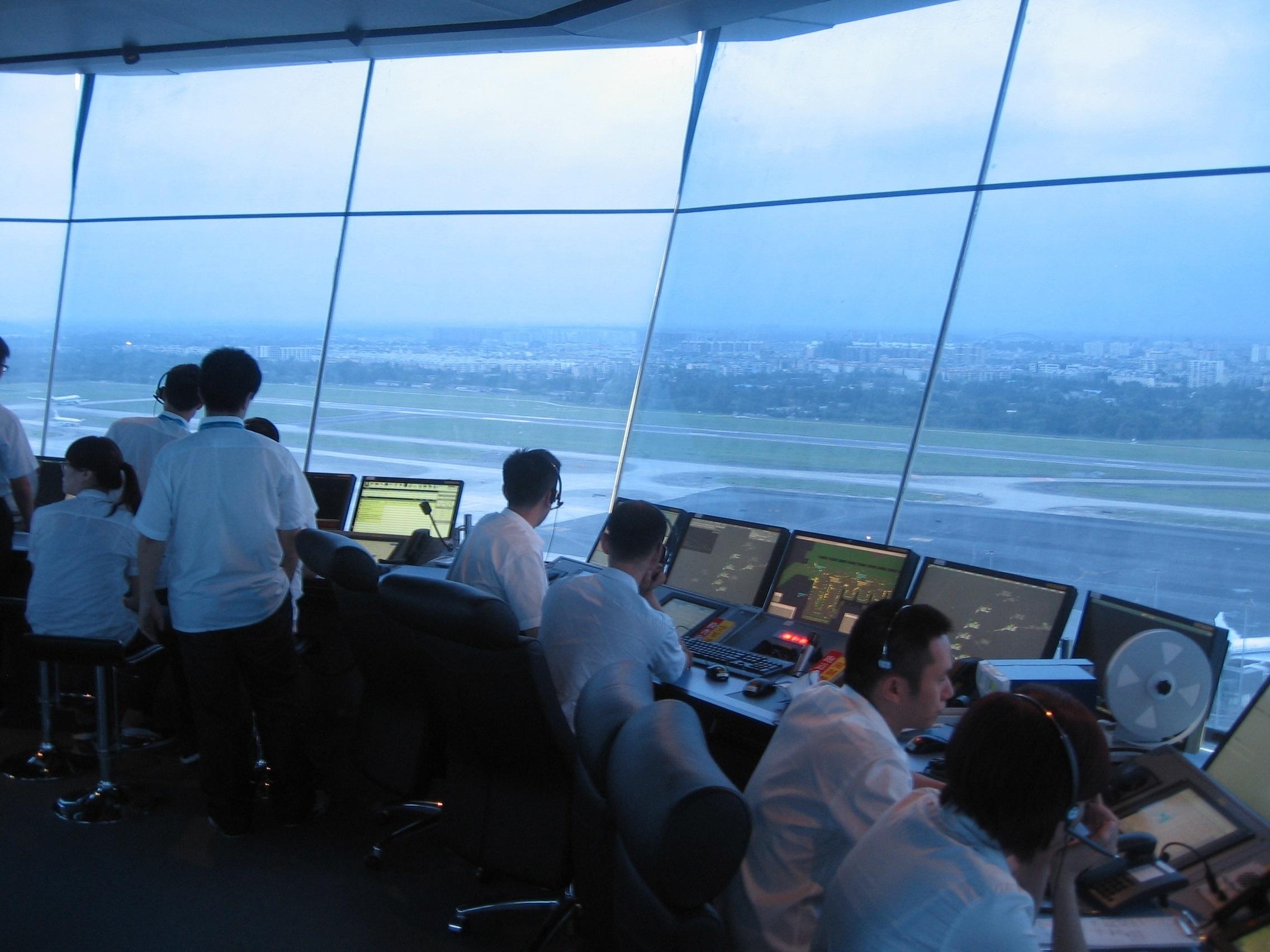 Torre de control vigilando el tráfico aéreo
