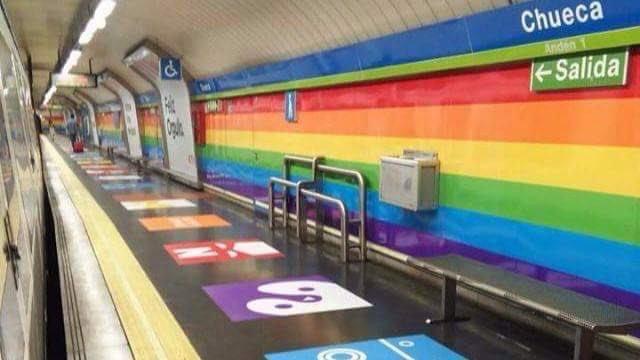 vinilo arcoíris vuelve temporalmente al Metro de Chueca con una publicidad de Netflix que coincide con el Orgullo