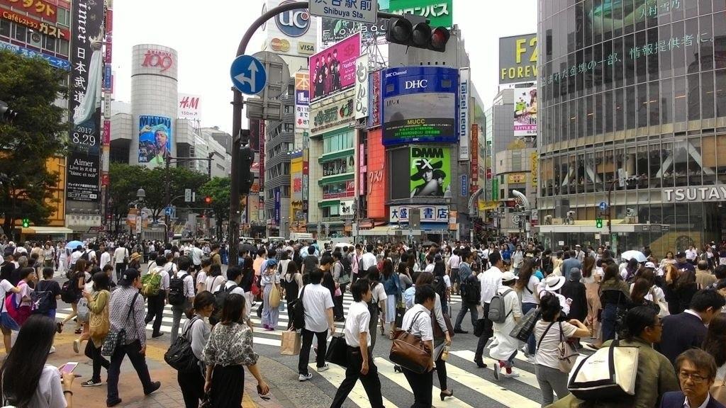 Peatones cruzando una calle en Tokio - Europa Press