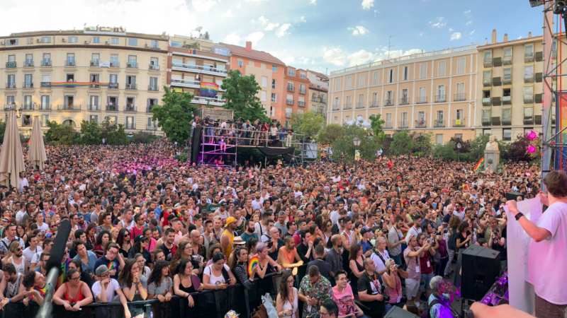 La multitud se aglutina en la plaza Pedro Zerolo para escuchar el pregón del orgullo 2019. Twitter.