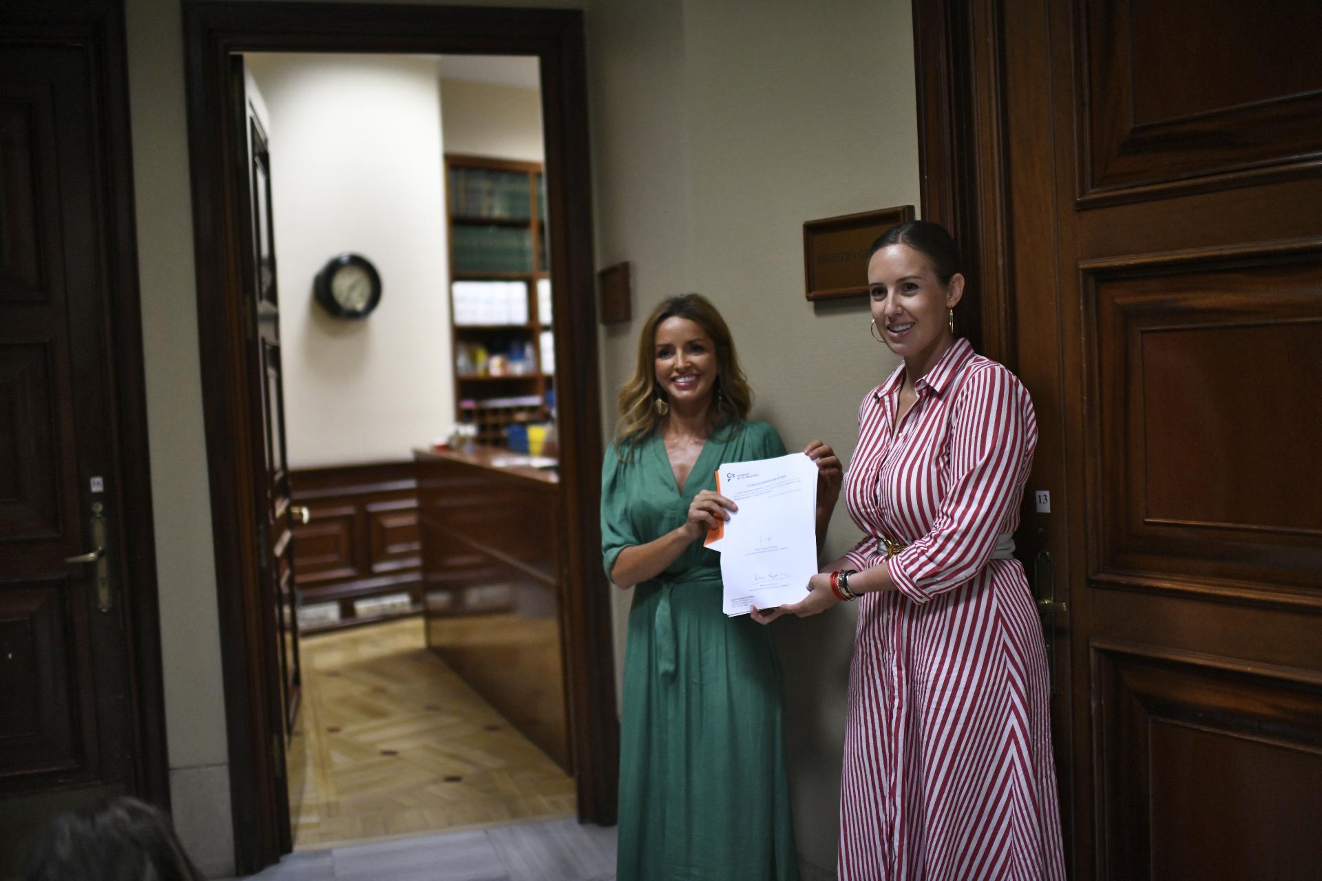 EuropaPress 2247488 La responsable de Mujer y LGTBi de Ciudadanos Patricia Reyes (i) y la portavoz adjunta del GPCS Melisa Rodríguez (d) registran la Ley de Gestación Subrogada en el Congreso de los Diputados 