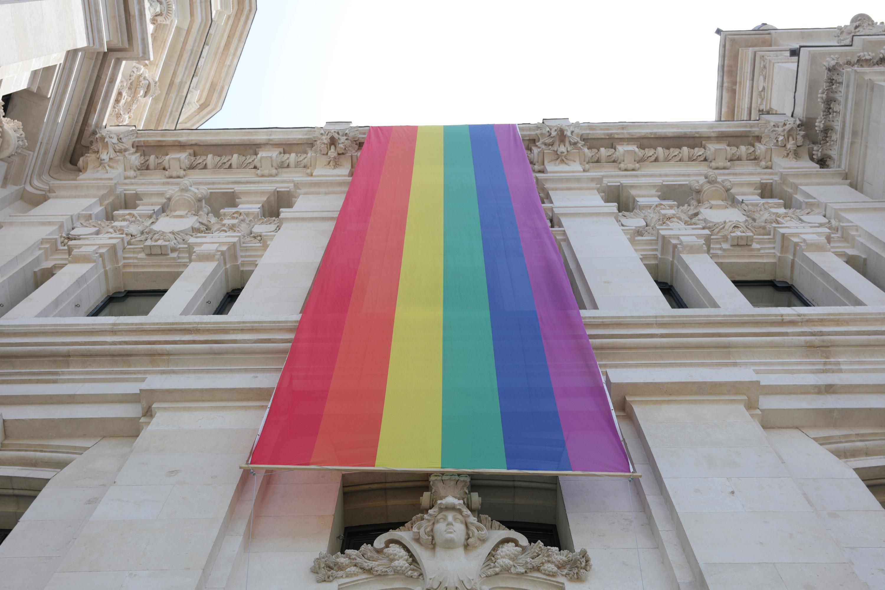 Bandera LGTBI colocada en la parte izquierda de la fachada del Palacio de Cibeles sede del Ayuntamiento de Madrid durante las fiestas del Orgullo Gay 2019. Europa Press