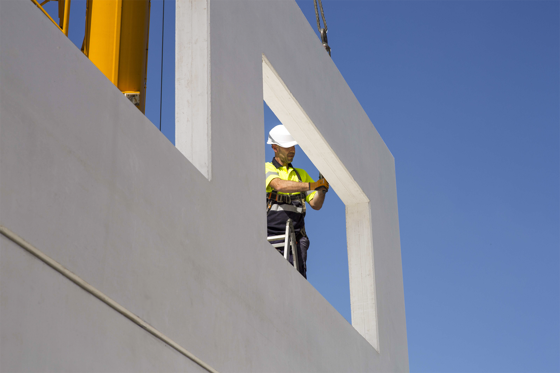 Un obrero monta en obra los paneles de VIOM System de Grupo Avintia