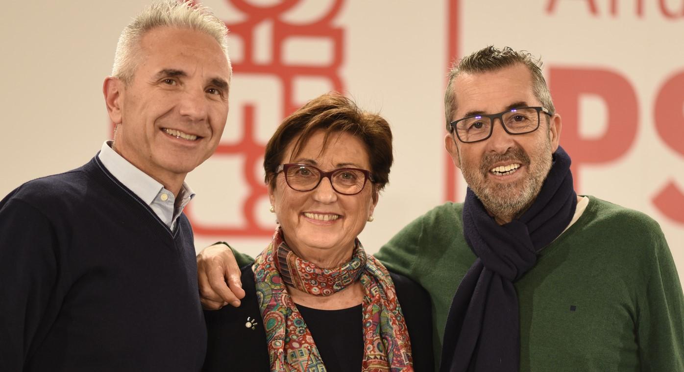 José Muñoz (derecha), con sus compañeros senadores Miguel Ángel Vázquez y Marisa Bustiunduy. PSOE-A