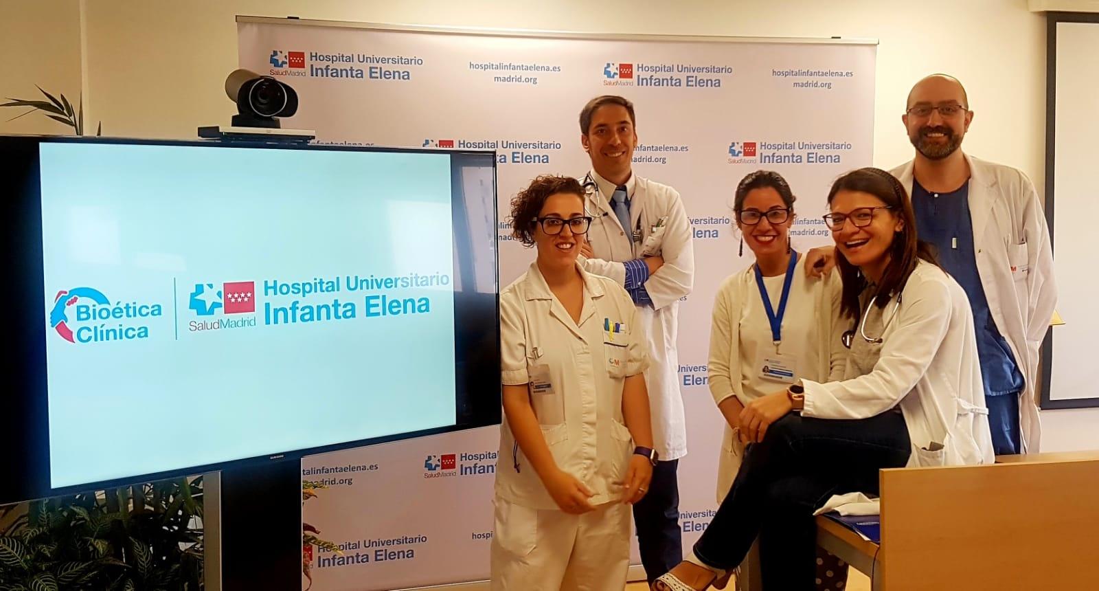 Los doctores Pachecho, Herrera (ambos a la dcha) y Ruiz (izda), junto a la enfermera y a la trabajadora social del equipo del DBC