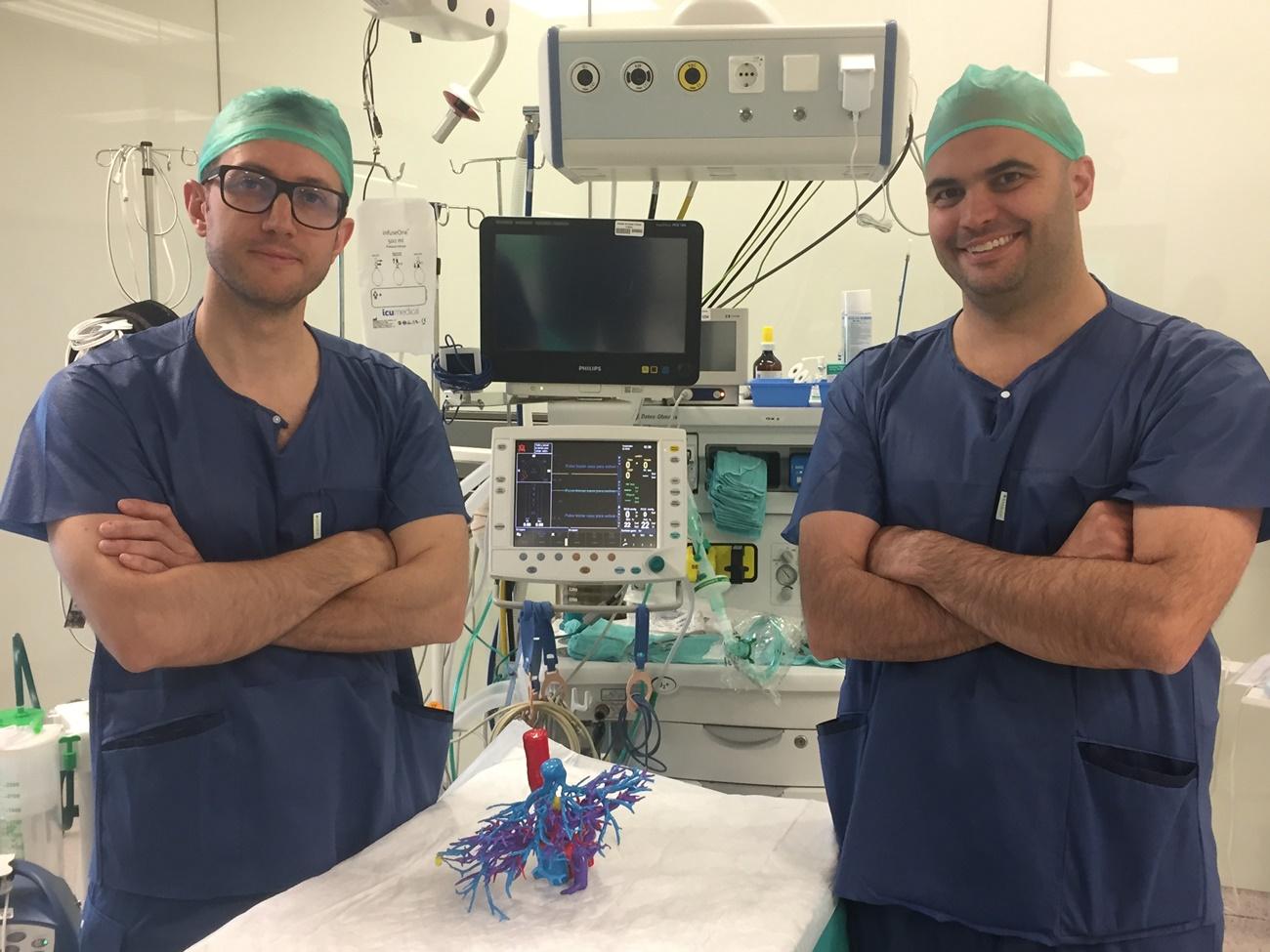 Los doctores Georgiev (izda) y González, en quirófano con el modelo 3D.