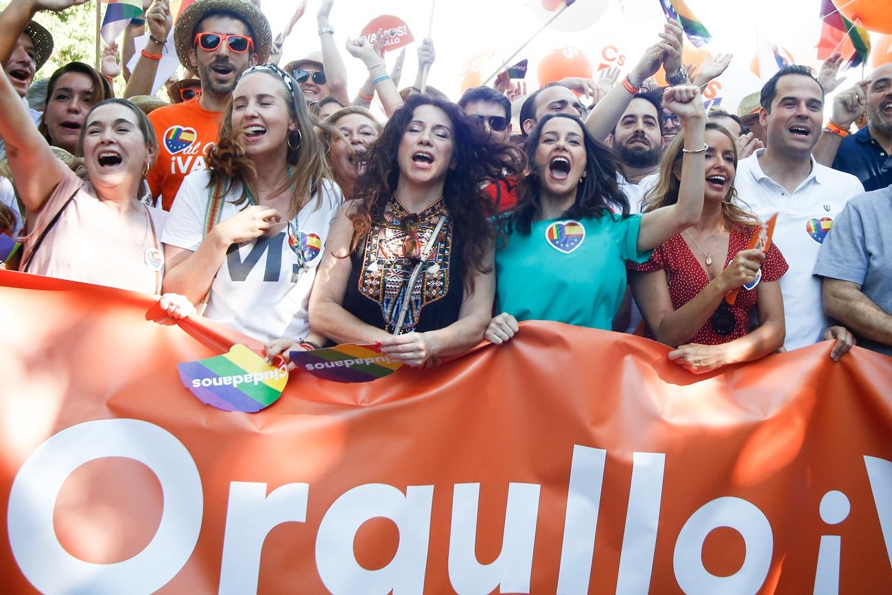 Inés Arrimadas junto a otros miembros de Ciudadanos en la manifestación del Orgullo.