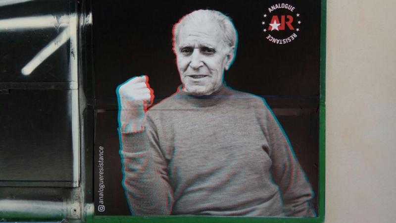 Francisco (Paco) Rodriguez, 84 años. Este es un cartel pegado en su antiguo bar, el FM, justo de bajo de su casa. Francisco (Paco) Rodriguez, 84 años. Este es un cartel pegado en su antiguo bar, el FM, justo de bajo de su casa.