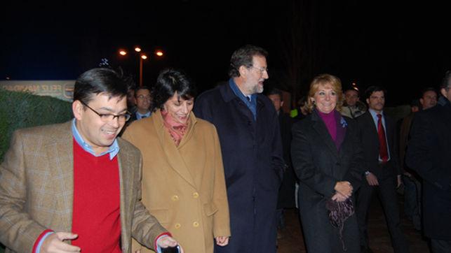 Erguido acompañando a Rajoy, Aguirre y alcaldesa de Algete