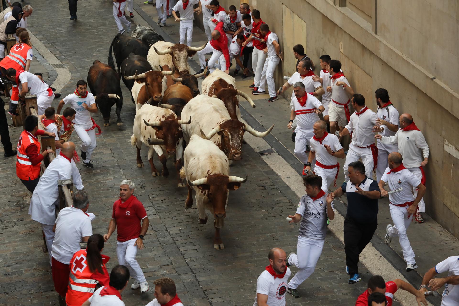 Decenas de personas corren en el segundo encierro de las fiestas de San Fermín con toros de la ganadería José Cebada Gago. Europa Press