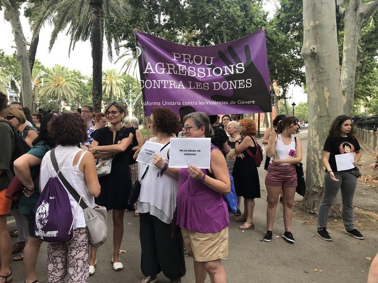 Concentración a las puertas de la Audiencia por el juicio a la 'manada de Manresa'