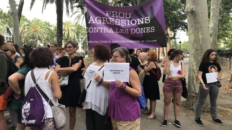 Concentración a las puertas de la Audiencia por el juicio a la 'manada de Manresa'