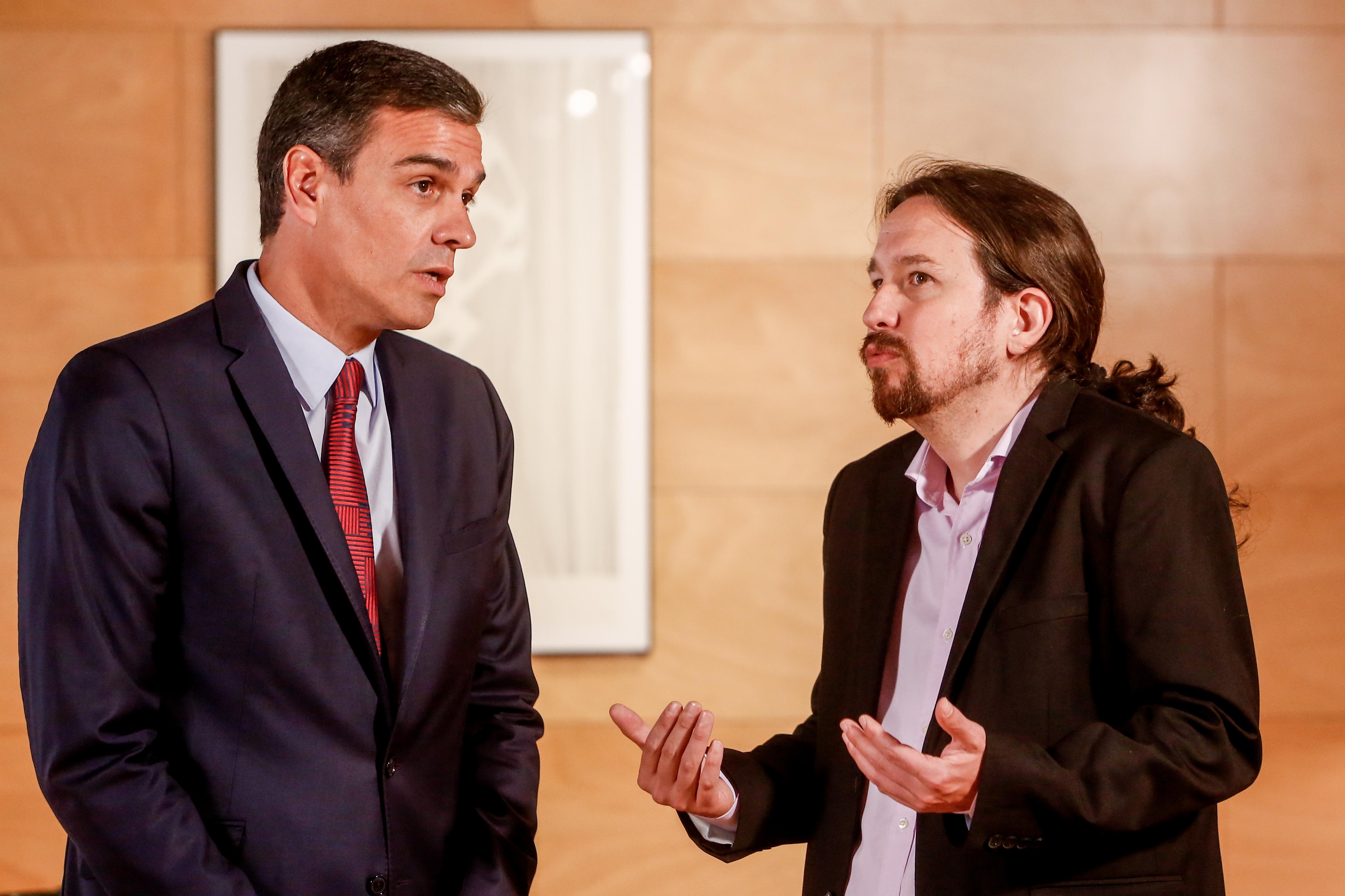 Pedro Sánchez y Pablo Iglesias dialogan antes de reunirse de cara a la investidura del próximo 22 de julio. Europa Press.