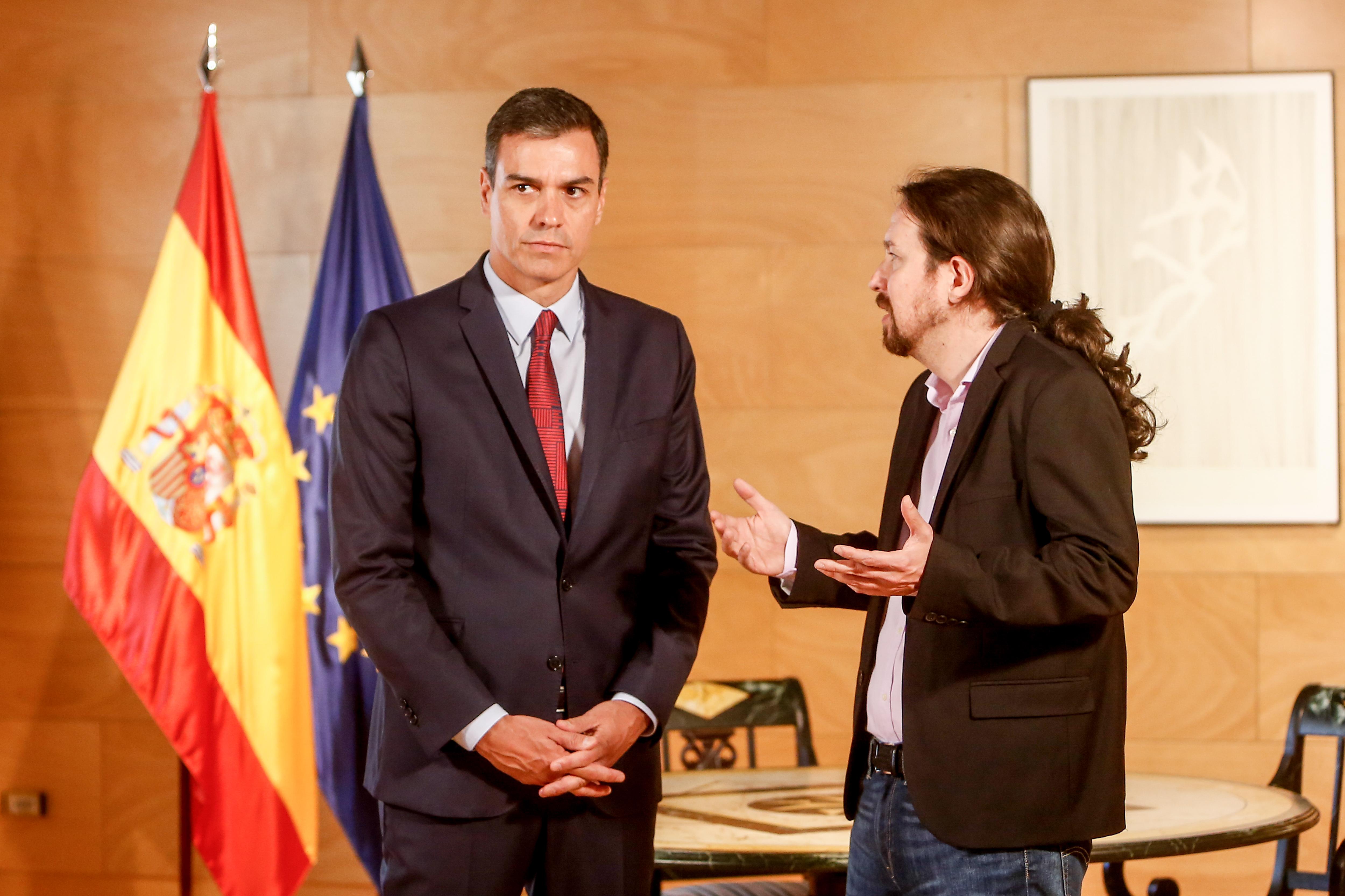 El presidente del Gobierno en funciones Pedro Sánchez (1i) se reúne con el secretario general de Unidas Podemos Pablo Iglesias. EP