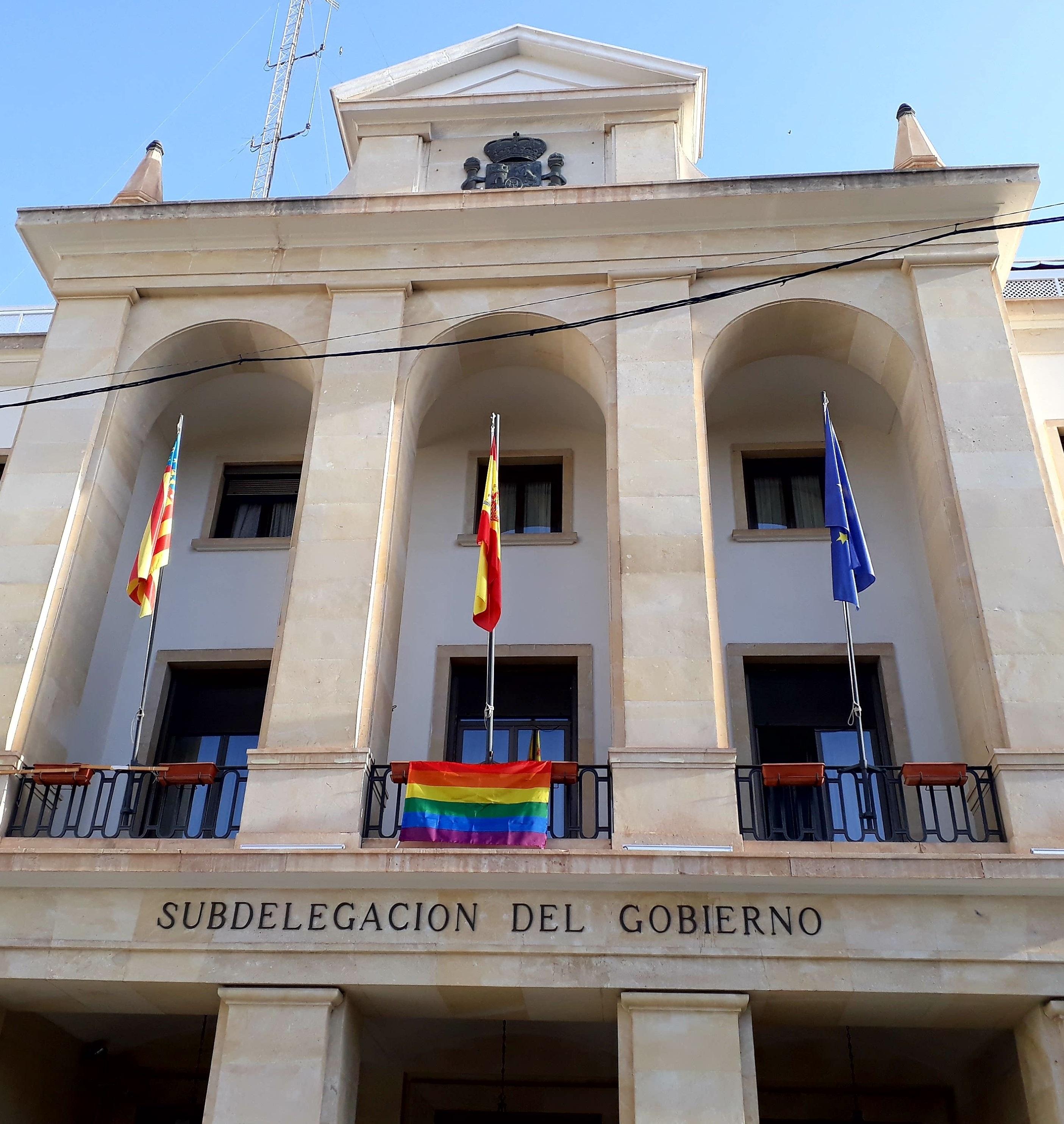 La bandera del arcoiris cuelga por primera vez en el edificio de la Subdelegación de Alicante- Europa Press